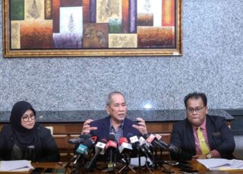 WAN Junaidi Tuanku Jaafar bercakap dalam sidang akhbar khas di Bangunan Hal Ehwal Undang-Undang, Putrajaya. - UTUSAN/FAISOL MUSTAFA