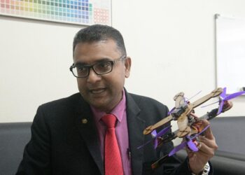 MOHAMED Thariq Hameed Sultan menunjukkan dron daripada daun nanas di UPM, Serdang, Selangor, semalam.