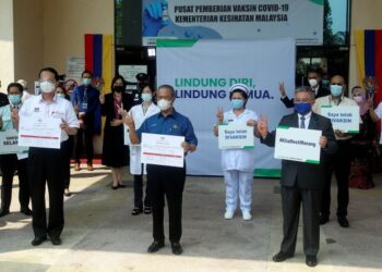 PERdana Menteri, Tan Sri Muhyiddin Yassin menjadi rakyat pertama disuntik vaksin Pfizer-BioNTech bagi memberi  gambaran sebenar dan menyeluruh Program Imunisasi Covid-19 Kebangsaan.