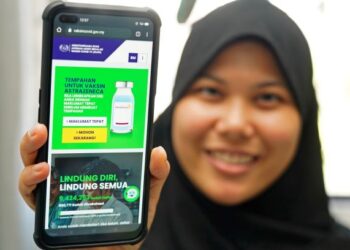 Tempahan bagi vaksin AstraZeneca (AZ) kepada pemohon sukarela di negara ini dipenuhi dalam masa singkat. – Utusan/Amir Khalid