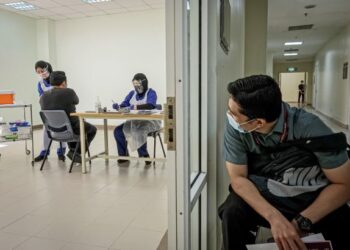 Petugas barisan hadapan selayaknya menjadi kelompok pertama menerima suntikan vaksin Covid-19. – Utusan/MUHAMAD IQBAL ROSLI