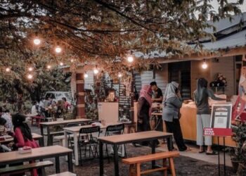 KEINDAHAN kedai makan Verandah Kampung Story yang diusahakan sebuah keluarga ekoran terjejas pendapatan akibat PKP di Kampung Seri Bunian, Pontian, Johor.