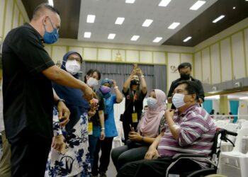 DR. Siti Mariah Mahmud (dua dari kiri) dan Penyelaras DUN Gombak Setia, A Rahim Kasdi  beramah-mesra dengan orang awam di Dewan Sri Siantan, Selangor, hari ini.  - UTUSAN/KHALID REDZA