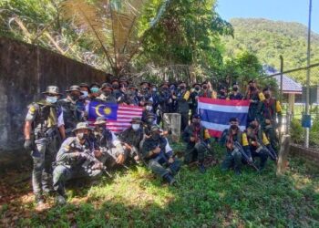 RONDAAN kawalan sempadan bersama melibatkan Platun Harimau PGA dan askar Thailand di sempadan Wang Kelian, Padang Besar, Perlis baru-baru ini. - UTUSAN/SYED AZLAN HIZAR