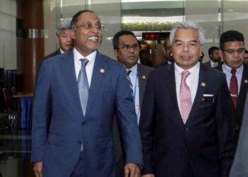 ZAMBRY Abdul Kadir semasa hadir pada Majlis Ramah Mesra Warga Kementerian Luar di Wisma Putra, Putrajaya. - UTUSAN/FAISOL MUSTAFA