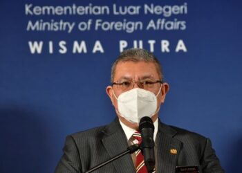 SAIFUDDIN Abdullah ketika dalam sidang akhbar sulung sejurus melaporkan diri di Wisma Putra, Putrajaya. - UTUSAN/FAISOL MUSTAFA