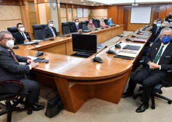 SAIFUDDIN Abdullah (kiri) bersama timbalannya, Kamarudin Jaffar (kanan) memulakan tugas hari ini di Wisma Putra, Putrajaya. - UTUSAN/FAISOL MUSTAFA