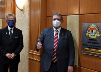 SAIFUDDIN Abdullah (kanan) bersama timbalannya, Kamarudin Jaffar memulakan tugas di Kementerian Luar, Putrajaya. - UTUSAN/FAISOL MUSTAFA