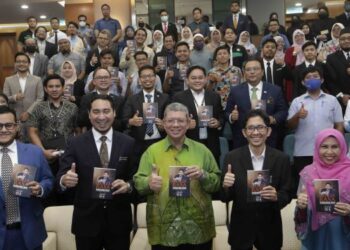 SAIFUDDIN Abdullah bersama menunjukkan buku Himpunan Genta Rasa tulisan Jufitri Joha di Wisma Putra, Putrajaya. - FOTO/FAISOL MUSTAFA