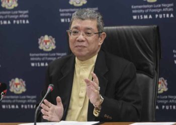 SAIFUDDIN Abdullah dalam sidang akhbar bersama warga Malaysia yang menetap di Rusia berhubung masalah transaksi bank di Rusia di Putrajaya. -UTUSAN/FAISOL MUSTAFA