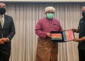 NASRUDIN Hassan (dua kanan) ketika gimik penyerahan Kad Laporan Bulan Dakwah 2.0 pada Majlis Penutup Bulan Dakwah 2021 di Putrajaya. - UTUSAN/FAISOL MUSTAFA