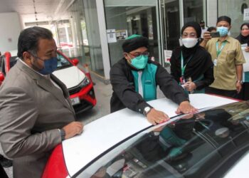 NASRUDIN Hassan (tengah) melancarkan program Kempen Jom Ke Masjid di Kompleks Islam Putrajaya. - UTUSAN/FAISOL MUSTAFA