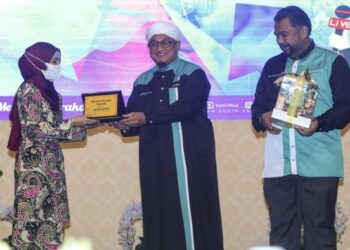 NASRUDIN Hassan menyampaikan plak penghargaan kepada Wartawan Utusan, Maisarah Sheikh Rahim (kiri) pada majlis penghargaan dan ramah mesra Yadim bersama rakan media di Putrajaya. - FOTO/FAISOL MUSTAFA