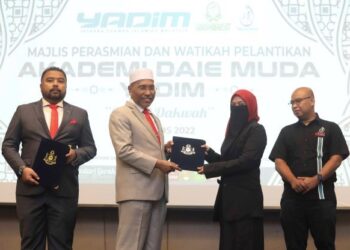 IDRIS Ahmad menyerahkan sijil penyertaan kepada bakal Daie Muda pada Program Akademi Daie Muda YADIM (ADMY) di Putrajaya. - UTUSAN/FAISOL MUSTAFA