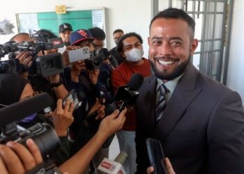 ZUL Ariffin bercakap kepada pemberita selepas dirinya didakwa di bawah Akta Komunikasi dan Multimedia (AKM) 1998 atas kesalahan membuat dan memulakan penghantaran komunikasi iaitu klip video bersifat sumbang di Mahkamah Sesyen Sepang. - UTUSAN/FAISOL MUSTAFA