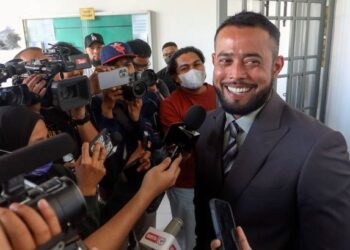 ZUL Ariffin bercakap kepada pemberita selepas dirinya didakwa di bawah Akta Komunikasi dan Multimedia (AKM) 1998 di Mahkamah Sesyen Sepang - UTUSAN/FAISOL MUSTAFA
