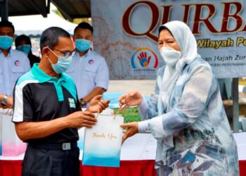 ZURAIDA Kamaruddin menyampaikan sumbangan pada Majlis Korban Perdana Jabatan Bomba Penyelamat Malaysia di Putrajaya semalam.
Gambaf FB Zuraida Kamaruddin