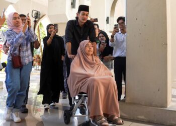 Farid Kamil bersama ibu bapanya ketika hadir ke Mahkamah Rendah Syariah Shah Alam semalam. – UTUSAN/SHIDDIEQIIN ZON