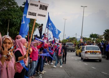 PERUBAHAN landskap politik hari ini harus menjadikan Puteri sebagai barisan hadapan dan bersama-sama menguatkan kembali UMNO. – UTUSAN/SHIDDIEQIIN ZON