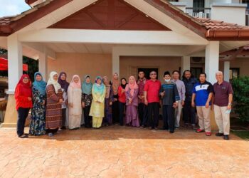 CERIA... WAN Ahmad Zakry (tujuh dari kanan) dan isteri, Dr. Kama Azira (lapan dari kanan) meraikan rakan-rakan bekas pelajar dan bekas guru-guru MRSM Kuantan dalam pertemuan di kediaman mereka di Putrajaya, baru-baru ini.