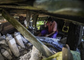 Kuah Leong Chuan bertungkus-lumus mengukir nama dalam tulis Jawi di atas batu nisan ditempah pelanggan.