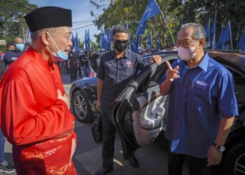 Tan Sri Muhyiddin Yassin berjumpa  calon Bersatu DUN Sulaman, Datuk Seri Hajiji Noor sebelum Proses Penamaan Calon Pilihan Raya Sabah di Ibu Pejabat Bersatu Tuaran pada 12 September 2020. - UTUSAN/ SHIDDIEQIIN ZON