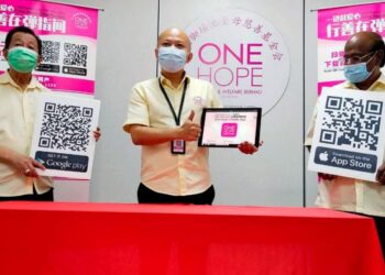 CHUA Sui Hau (tengah) ketika melancarkan aplikasi khas untuk sumbangan dana kepada One Hope Charity and Welfare di pejabatnya di Bukit Mertajam, Pulau Pinang .