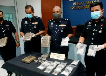 A.A Anbalagan (dua dari kanan) menunjukkan hasil rampasan dadah jenis ganja dan syabu bernilai RM51,675 dalam sidang akhbar di Ibu Pejabat Polis Daerah Barat Daya (IPD) Barat Daya di Balik Pulau, Pulau Pinang semalam.