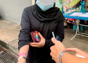 PASAR Sri Aman di Relau, Pulau Pinang kecoh dengan kehadiran seorang wanita memakai gelang merah jambu Covid-19 pagi tadi.
Sumber MEDIA SOSIAL