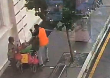 RAKAMAN video kamera litar tertutup (CCTV) yang menunjukkan seorang gelandangan warga emas ditumbuk seorang suspek dalam kejadian cubaan samun beg silangnya di tepi Jalan Lebuh Cina, Georgetown, Pulau Pinang Sabtu lalu.
Gambar IHSAN POLIS