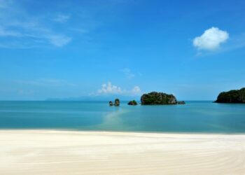 BUTIRAN pasir putih menambah keindahan Pantai Tanjung Rhu yang disenarai antara 100 pantai tercantik dunia.
