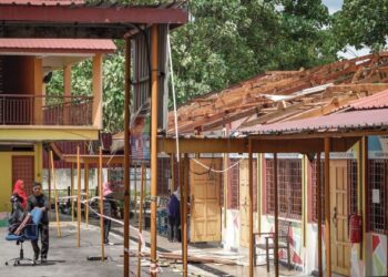 KEADAAN bumbung sebuah bangunan di Sekolah Kebangsaan Setapak yang rosak selepas landa ribut petang semalam. – UTUSAN/MUHAMAD IQBAL ROSLI