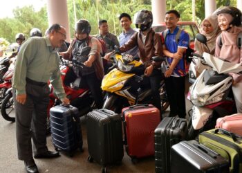MOHD. Fo’ad Sakdan (kiri) beramah mesra dengan para pelajar  yang hendak pulang ke kampung ketika program pelepasan pelajar di hadapan Bangunan Canselori Sultan Sallehuddin UUM Sintok di Kubang Pasu., hari ini