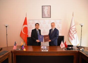 AHMAD Rashidy Razali (kiri) bersama Ismail Kucuk selepas memeterai MoU antara UiTM dengan IZU di Turkiye, baru-baru ini.