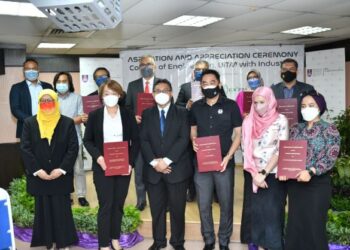 SUHAIMI Abdul Talib (dua dari kiri) bergambar bersama sebahagian daripada 18 wakil syarikat yang memeterai MOA dan MOU dengan UiTM di Kolej Kejuruteraan di UiTM Shah Alam, Selangor, hari ini.