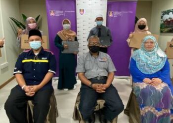 DR. Abd. Halim Mohd. Noor (tengah) bersama sebahagian penerima komputer riba pada acara berlangsung di UiTM Cawangan Melaka, baru-baru ini.