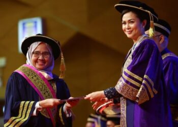 ANIS Mardiana Abdullah (kiri) menerima PhD itu daripada Tengku Permaisuri Norashikin pada Istiadat Konvokesyen ke-95 UiTM di Dewan Agung Tuanku Canselor UiTM Shah Alam, Shah Alam, Selangor. - FOTO/AFIQ RAZALI