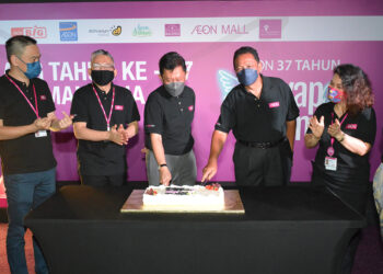 Pengerusi AEON CO. (M) Berhad, Datuk Iskandar Sarudin (dua dari kanan) dan Shafie (tiga dari kiri) memotong kek ulang tahun ke-37 bersama barisan pengurusan tinggi AEON. - Ihsan AEON