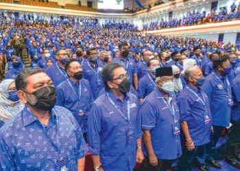 Antara barisan kepemimpinan tertinggi BN hadir dalam Konvensyen Sambutan Ulang Tahun BN Ke-48 di WTC Kuala Lumpur, semalam.  – UTUSAN/SHIDDIEQIIN ZON