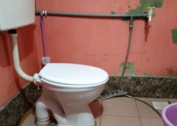 Ular tedung  menyorok  dalam tandas di sebuah rumah di Tali Air 7, Ban Lesen Sekinchan, Selangor lewat petang tadi- Ihsan JBPM Selangor.
