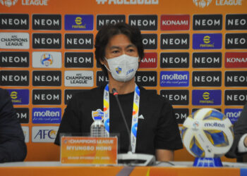 Pengendali Ulsan Hyundai, Hong Myung Bo mengakui kekalahan kepada JDT berpunca daripada kesilapan sendiri.-UTUSAN/RAJA JAAFAR ALI