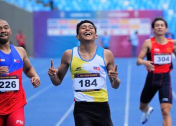UMAR Osman meraikan kejayaan memenangi pingat emas 400 meter lelaki pada Sukan SEA 2023 di Stadium Nasional Morodok Techo, Phnom Penh, Kemboja semalam. - UTUSAN/AMIR KHALID