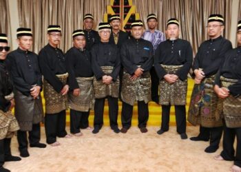 ISMAIL Mohd. Zin (depan, lima dari kiri) bersama Datuk-Datuk Lembaga Delapan serta Orang-Orang Besar Luak Jelebu ketika ditemui di Balai Undang Luak Jelebu, Kuala Klawang, Jelebu hari ini. - FOTO/MOHD. SHAHJEHAN MAAMIN