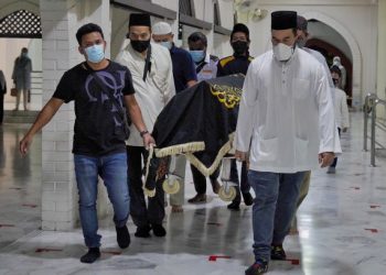 Jenazah Ungku Abdul Aziz Ungku Abdul Hamid dibawa ke Masjid At-Taqwa Taman Tun Dr. Ismail, Kuala Lumpur, malam tadi untuk disembahyangkan. – UTUSAN/AMIR KHALID