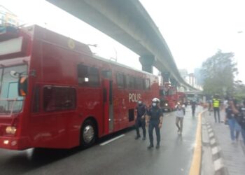 TIGA unit FRU ditempatkan pekarangan Stesen LRT Bangsar sebagai persediaan terhadap sebarang kemungkinan yang akan berlaku.