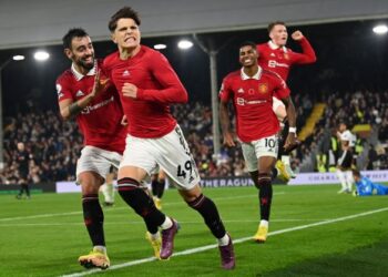 Penyerang Manchester United, Alejandro Garnacho (tengah) meraikan jaringannya bersama rakan sepasukannya ketika berdepan Fulham di London.-AFP
