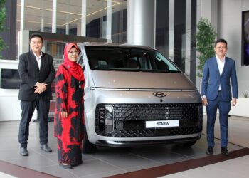 Presiden Persatuan Automotif Malaysia (MAA), Datuk Aishah Ahmad (tengah) bersama Pengarah Urusan HSDM, Low Yuan Lung (kiri) dan Jeffrey Gan mendedahkan reka bentuk Hyundai Staria dalam majlis pelancaran MPV itu baru-baru ini. - Ihsan HSDM