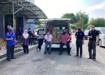 SEBAHAGIAN warga Pejabat Timbalan Naib Canselor (Jaringan Industri dan Masyarakat) UTeM bersedia untuk sampai bantuan kepada mangsa banjir di Melaka Tengah, baru-baru ini. - UTUSAN/AMRAN MULUP