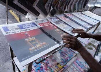 TINJAUAN penulis di beberapa gerai mendapati peniaga hanya menyimpan sedikit stok akhbar Melayu berikutan sambutan tidak begitu menggalakkan. – UTUSAN/FAUZI BAHARUDIN