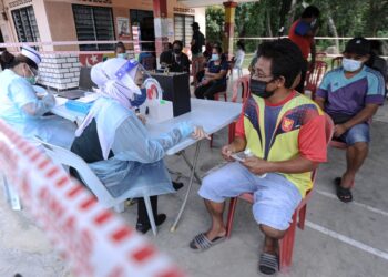 SEBAHAGIAN masyarakat Orang Asli di sekitar Dengkil dan Sungai Pelek menerima suntikan vaksin Covid-19 di bawah program 'mopping' PPV Bergerak Orang Asli kelolaan PKD Sepang. - UTUSAN/FAIZ ALIF ZUBIR